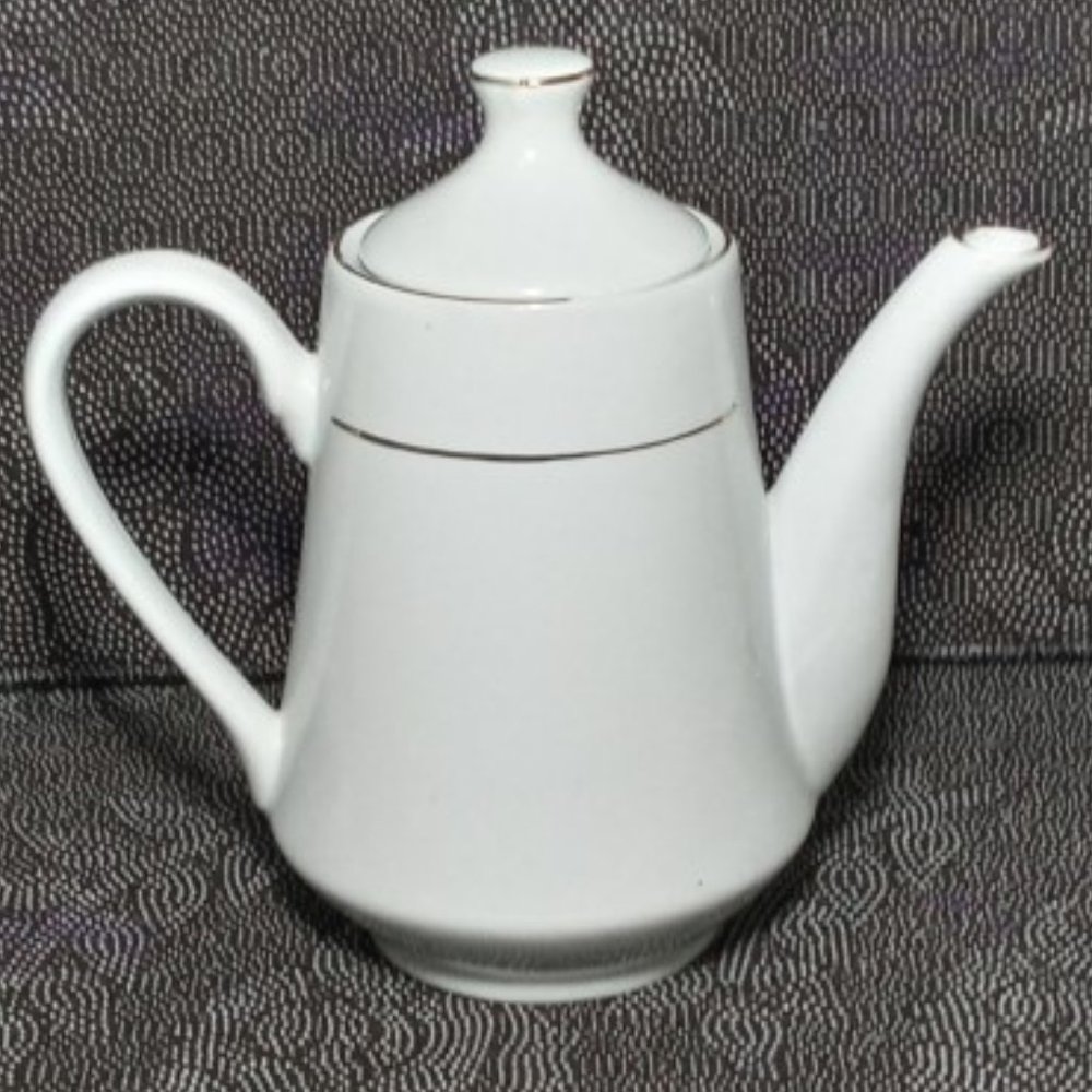 PITCHER PREMIER FINE PORCELAIN